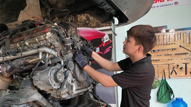 Gara sửa chữa động cơ ô tô tại TPHCM: Giá tốt & bảo hành 1 năm